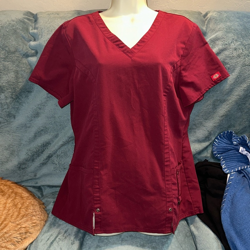 Dickies size medium V neck maroon scrub top with multiple pockets and ring